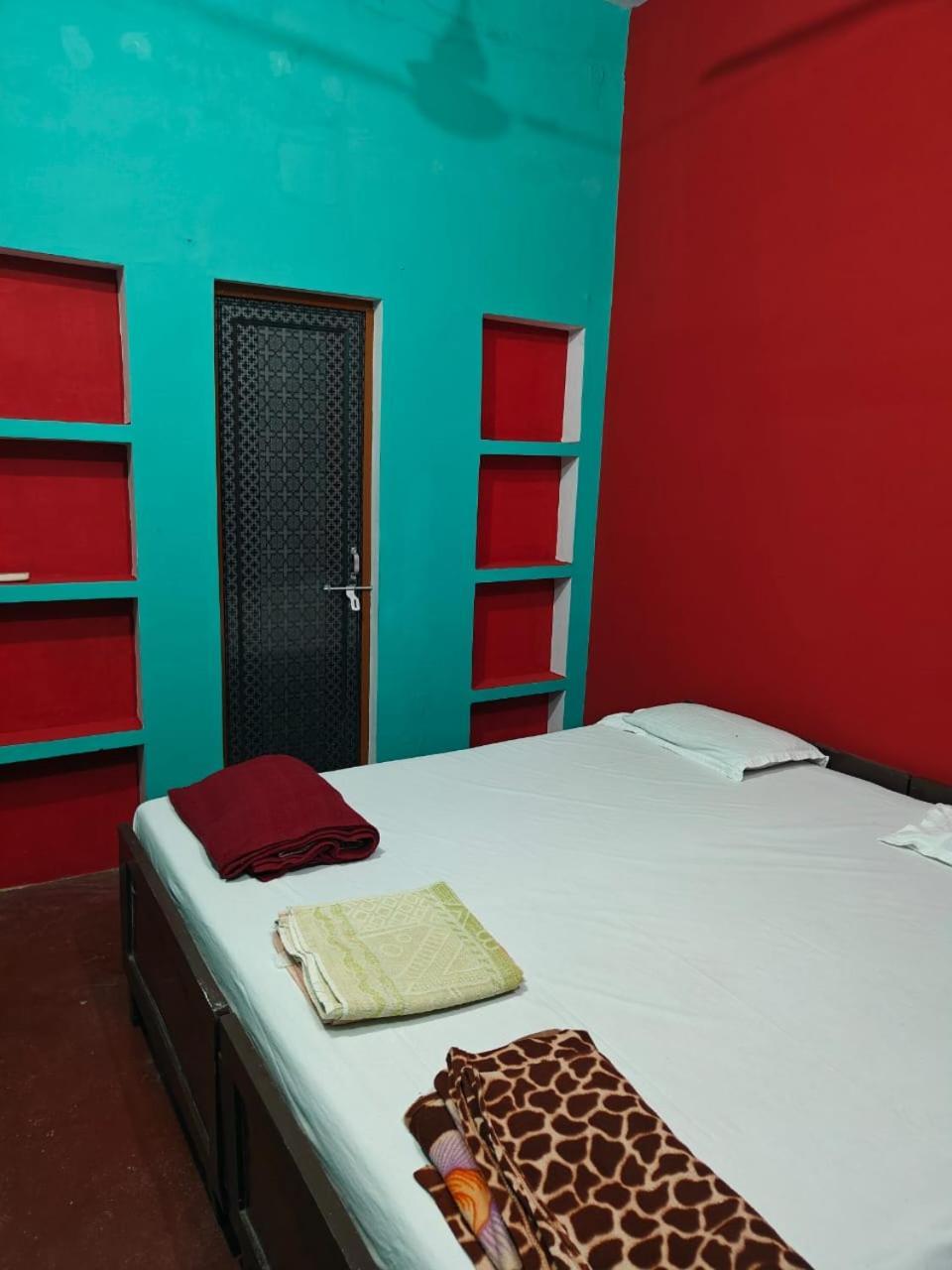 Vishnu Rest House Varanasi Exterior photo